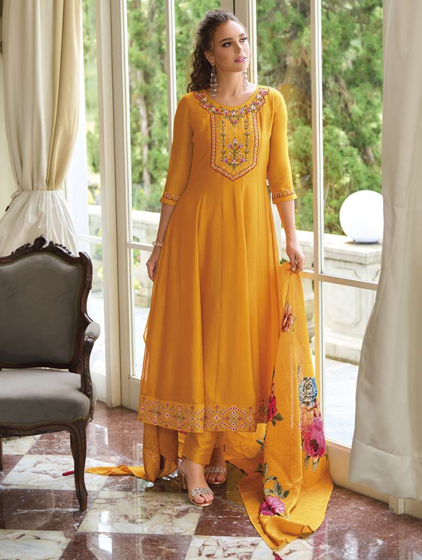 women three quarter sleeve kurta pant with dupatta set - 21684146 -  Standard Image - 1