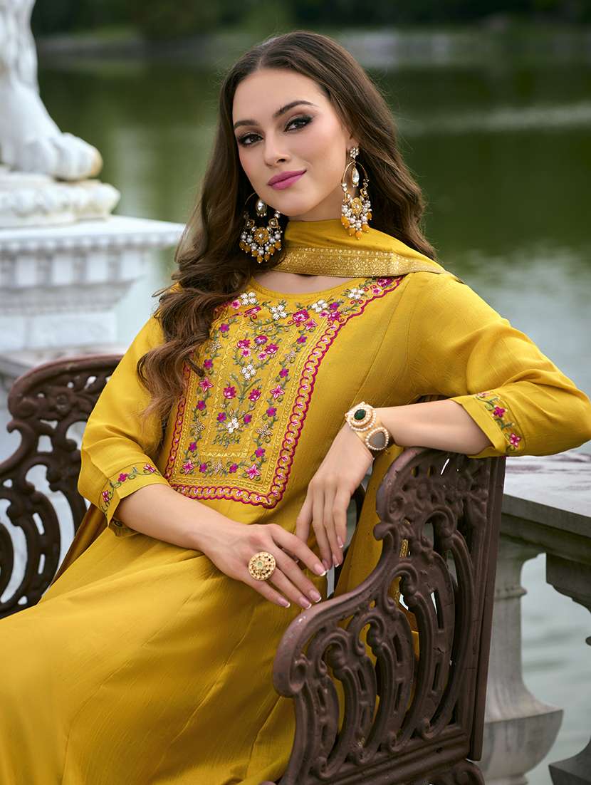 women three quarter sleeve kurta pant with dupatta set - 21684148 -  Standard Image - 1