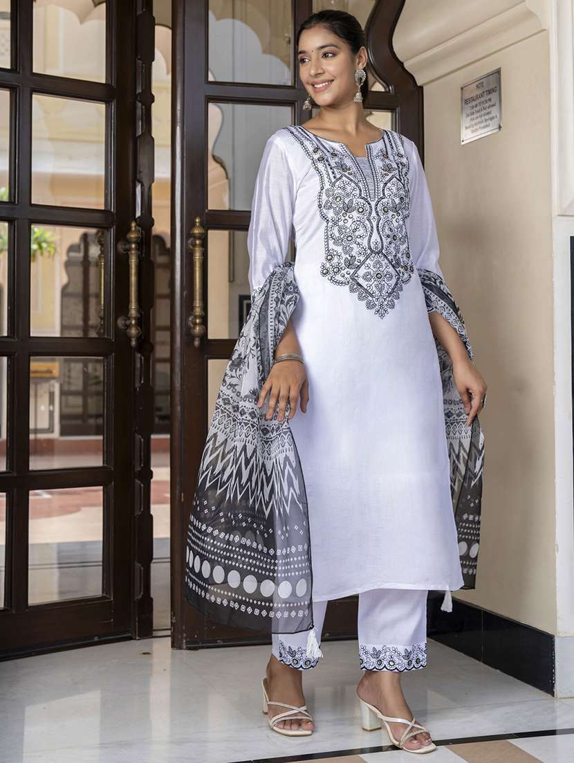 Women Embroidered Kurta Pant Set With Dupatta