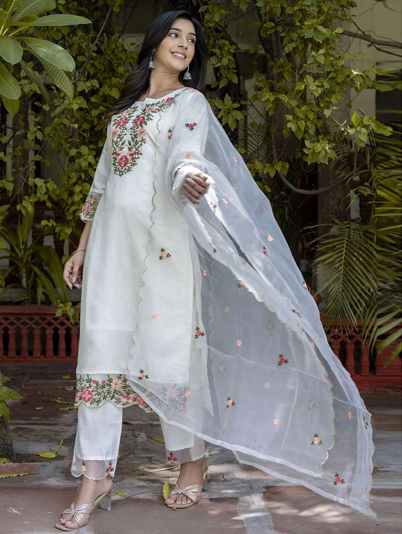 Women Embroidered Three Quarter Sleeve Suit Set