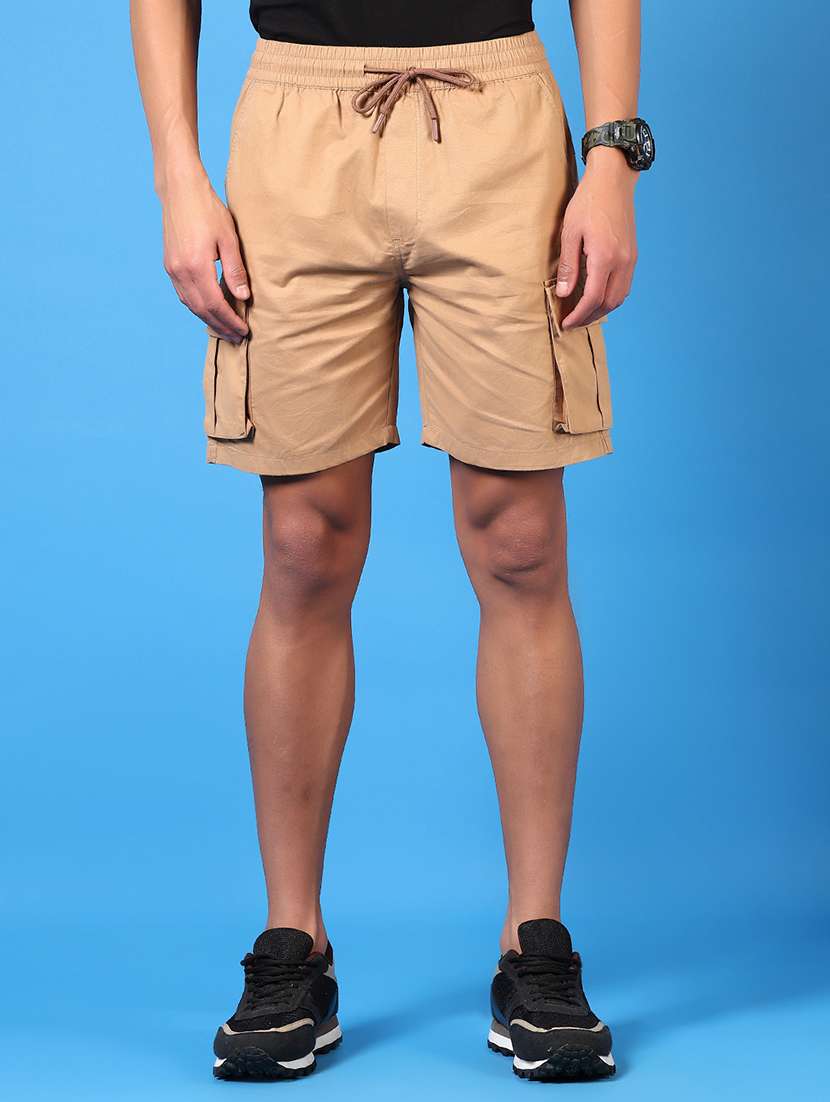 men beige solid mid rise cargo shorts