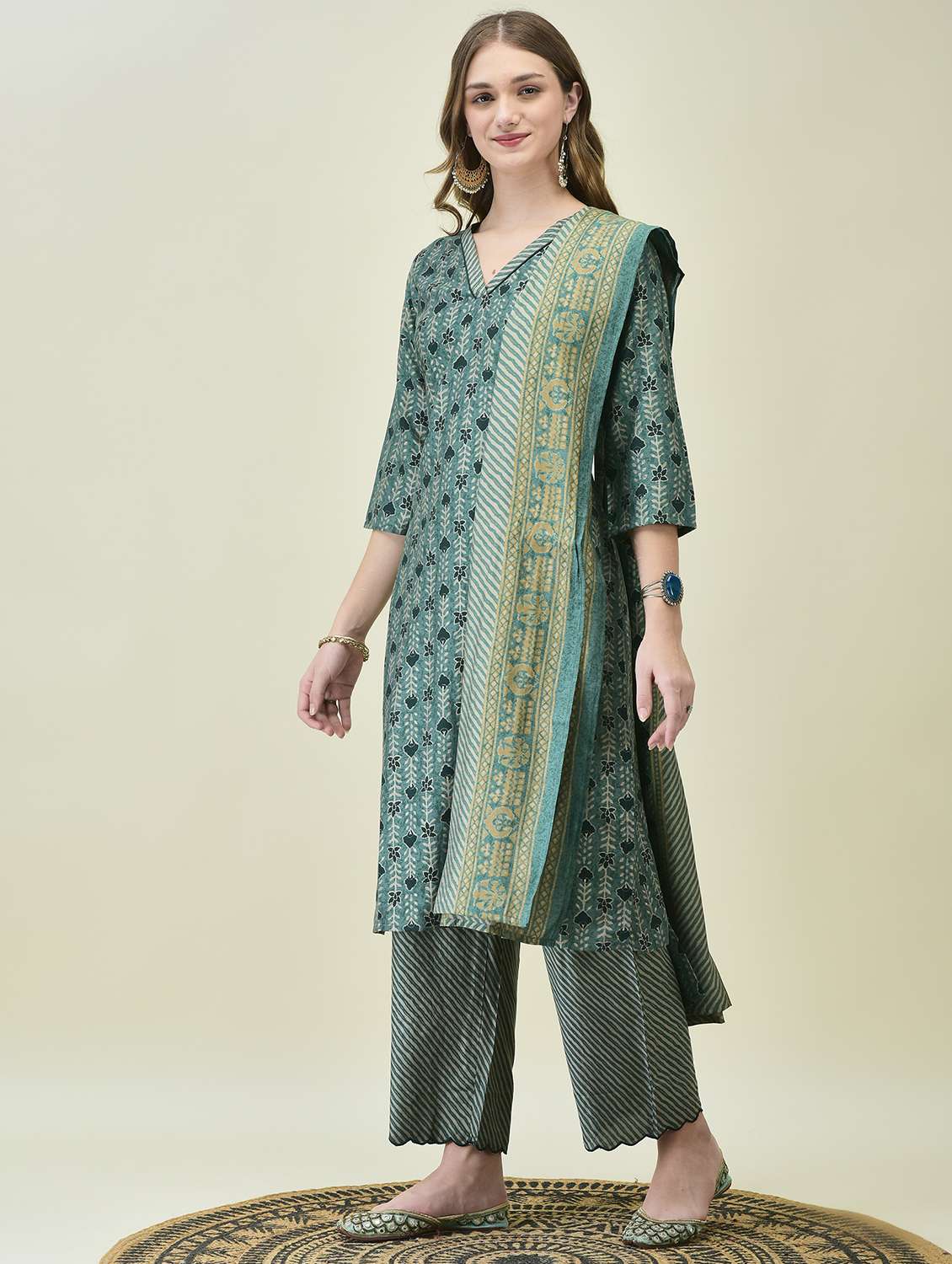 women three quarter sleeve kurta pant with dupatta set - 21689761 -  Standard Image - 1