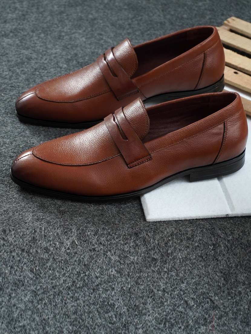 men solid slip on loafers