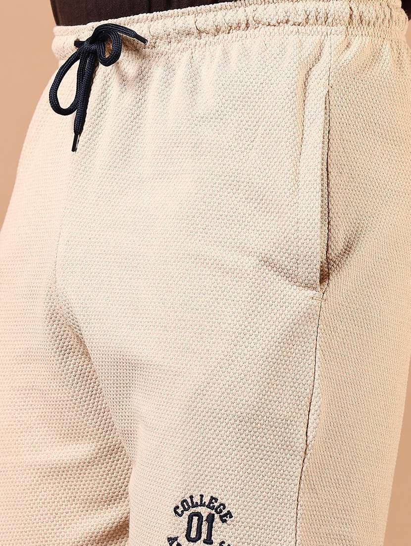 men beige placement print mid rise short - 21690788 - Standard Image - 4