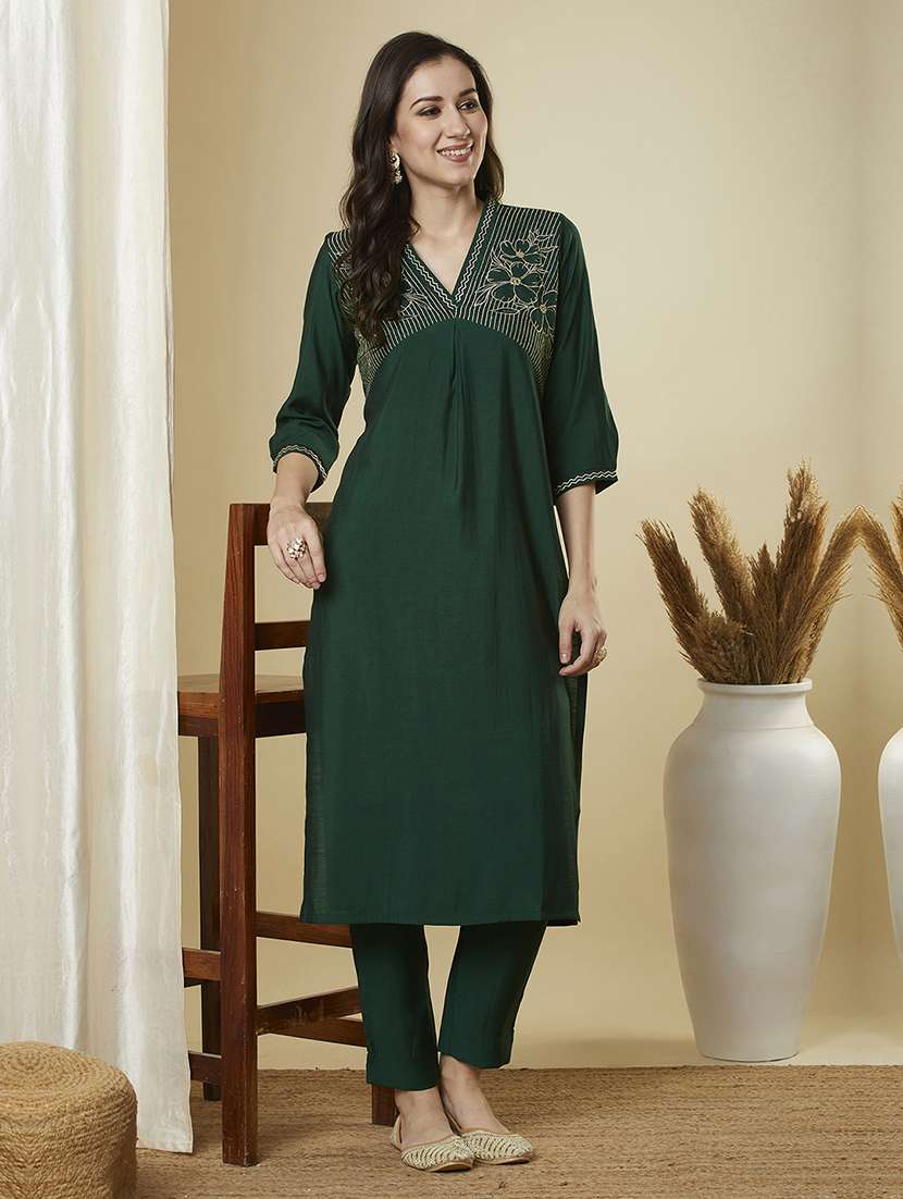 women embroidered v neck kurta pant set - 21691059 -  Standard Image - 4