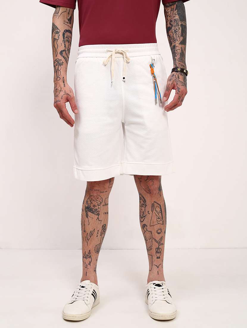 men solid mid rise regular fit shorts