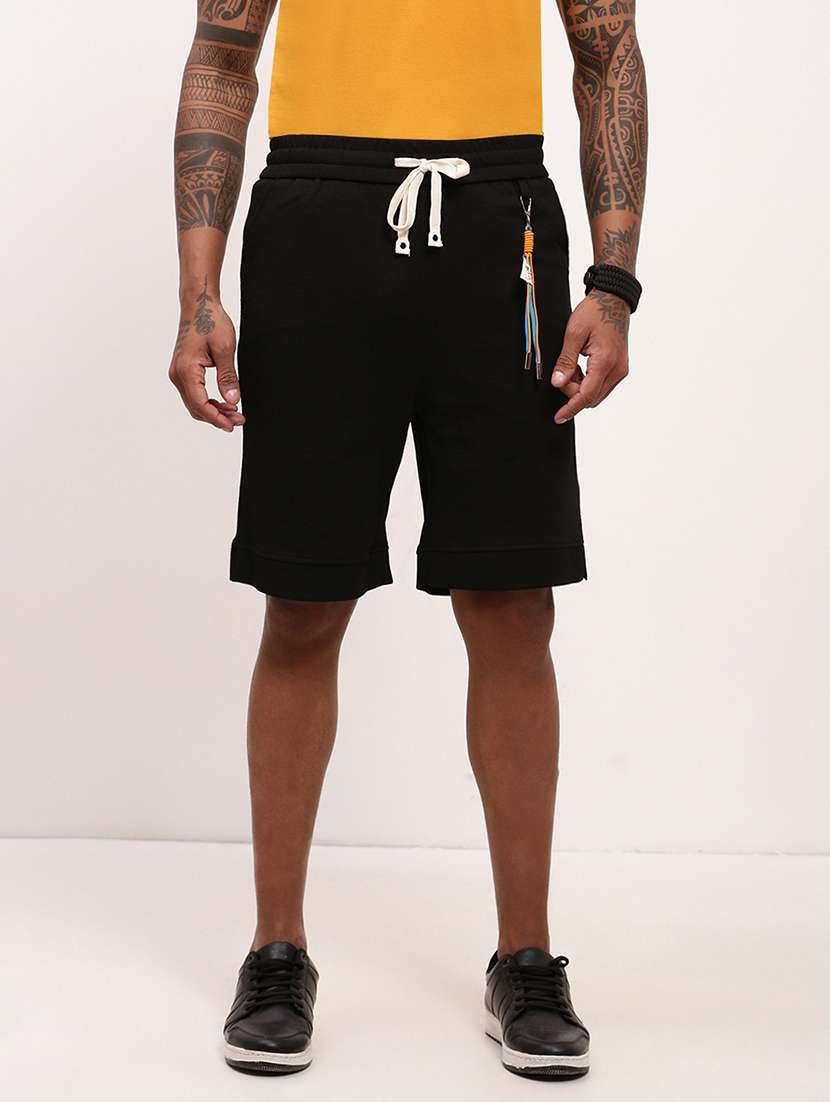 men solid mid rise regular fit shorts