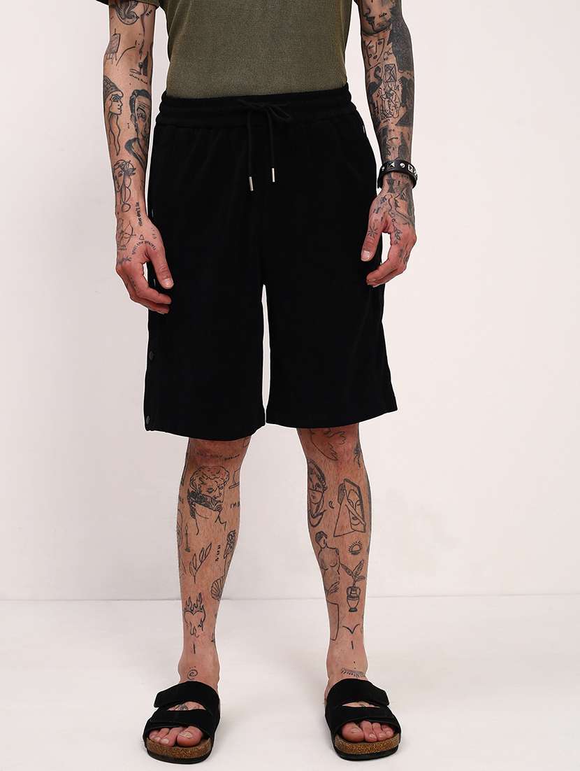 men solid mid rise regular fit shorts
