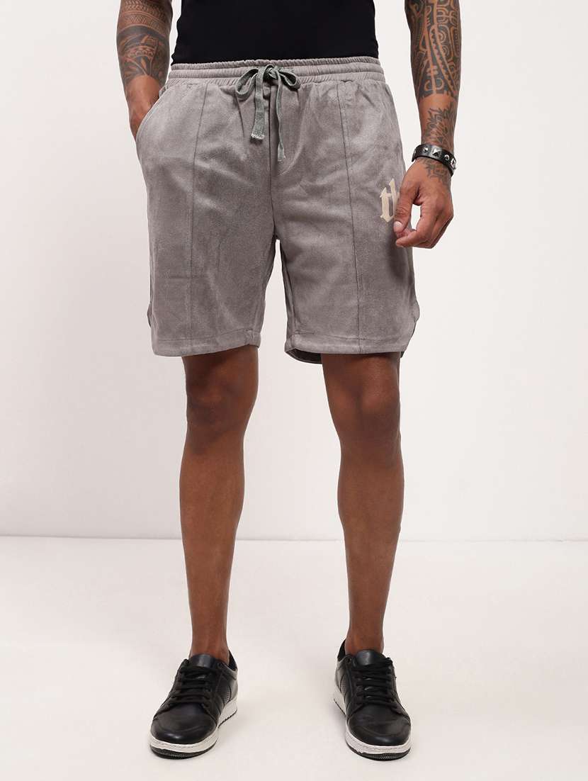 men solid mid rise regular fit shorts