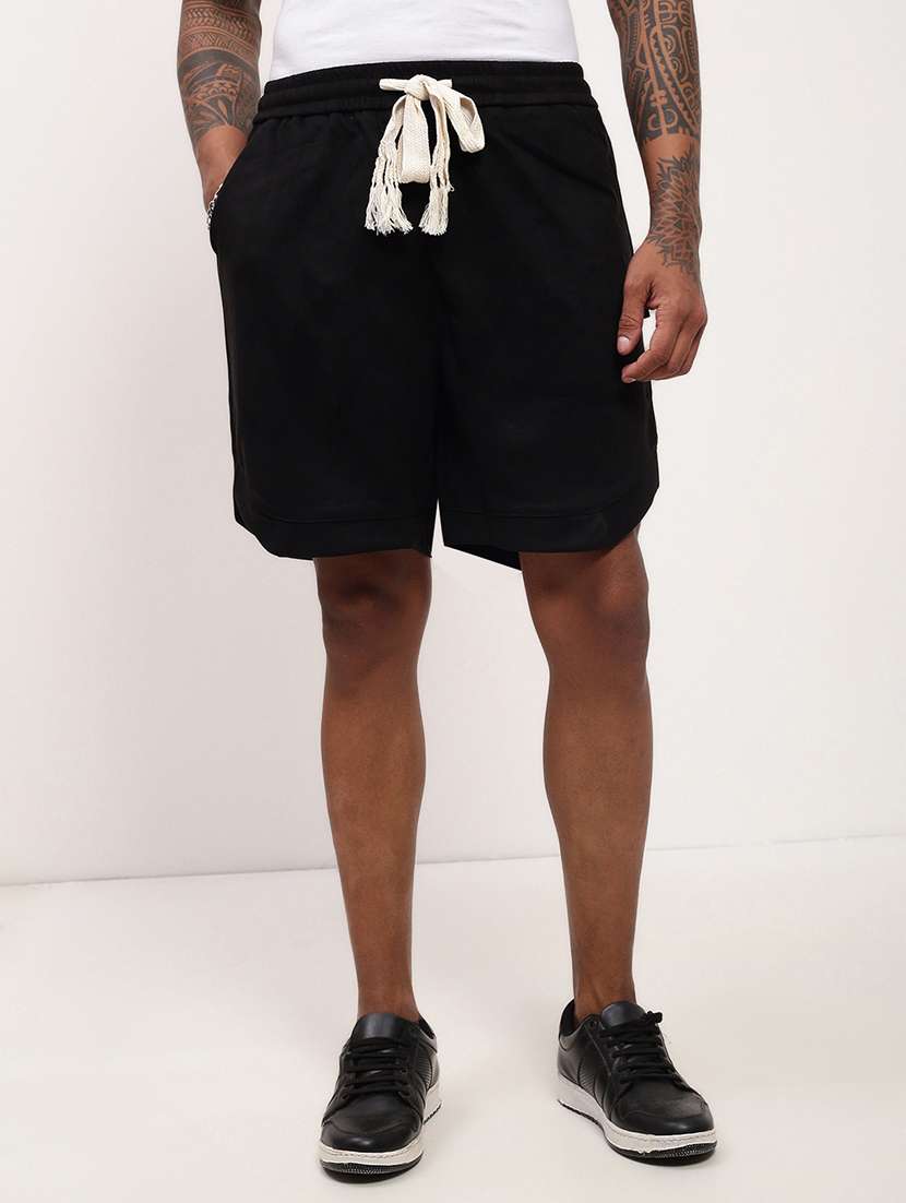 men solid mid rise regular fit shorts - 21696100 - Zoom Image - 0