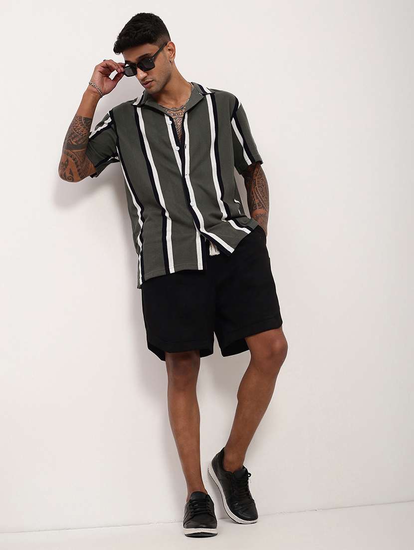 men solid mid rise regular fit shorts - 21696100 - Standard Image - 4