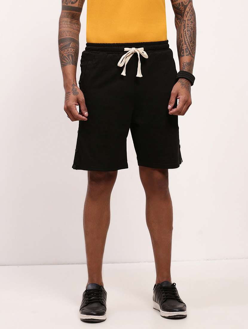 men solid mid rise regular fit shorts