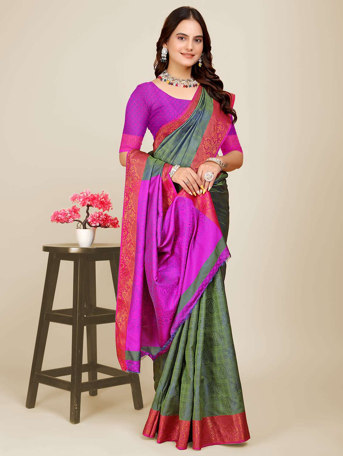 women self design bordered saree - 21696857 - Standard Image - 1