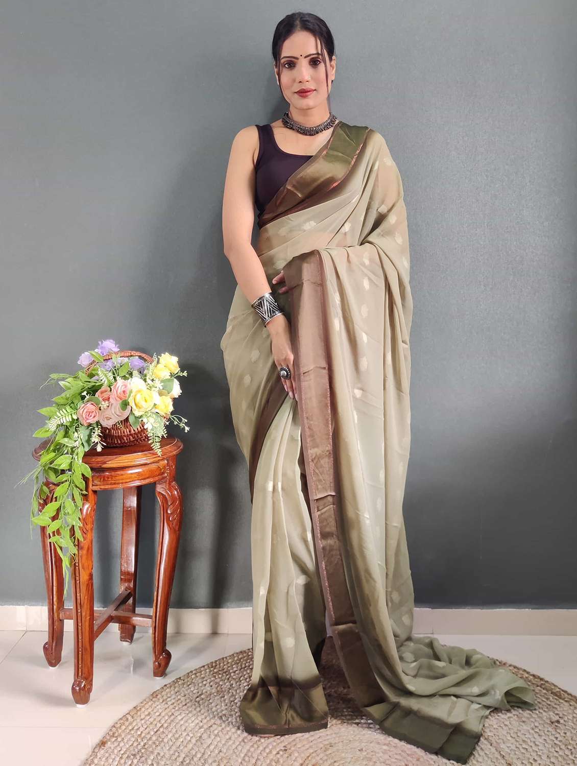 women self design bordered saree with blouse - 21703303 - Zoom Image - 0