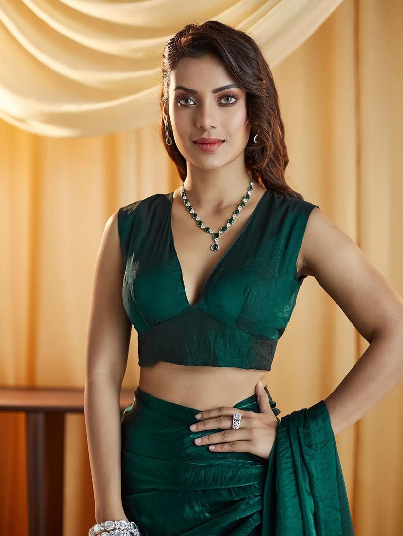 women bottle green solid saree with blouse - 21705576 - Standard Image - 4