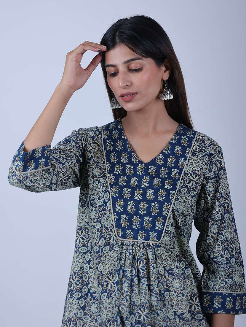 women floral printed v neck kurta palazzo set - 21707089 -  Standard Image - 4