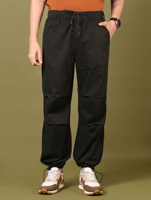 men black mid rise solid jogger