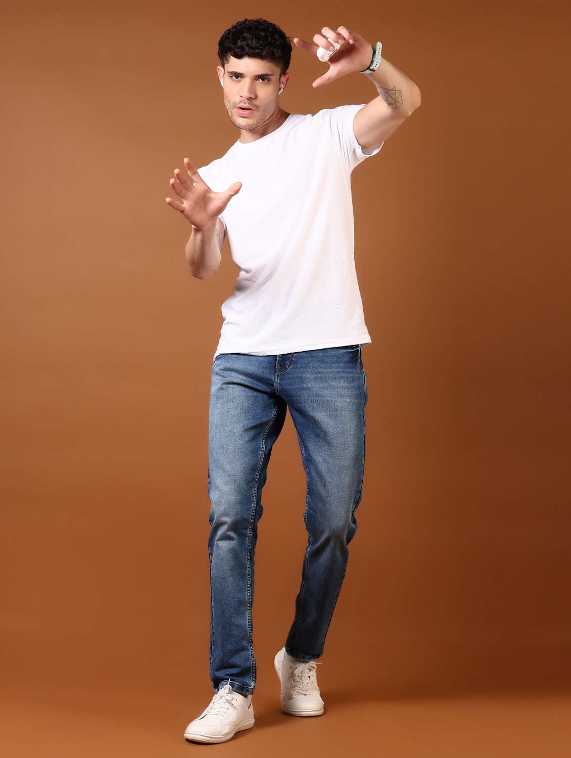 men washed mid rise jeans - 21718083 -  Standard Image - 4