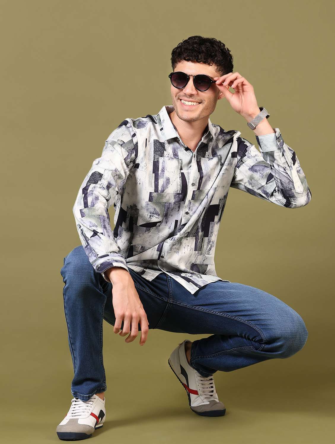 men washed mid rise jeans - 21718089 -  Standard Image - 4