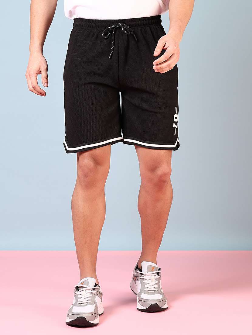 men black placement print mid rise short