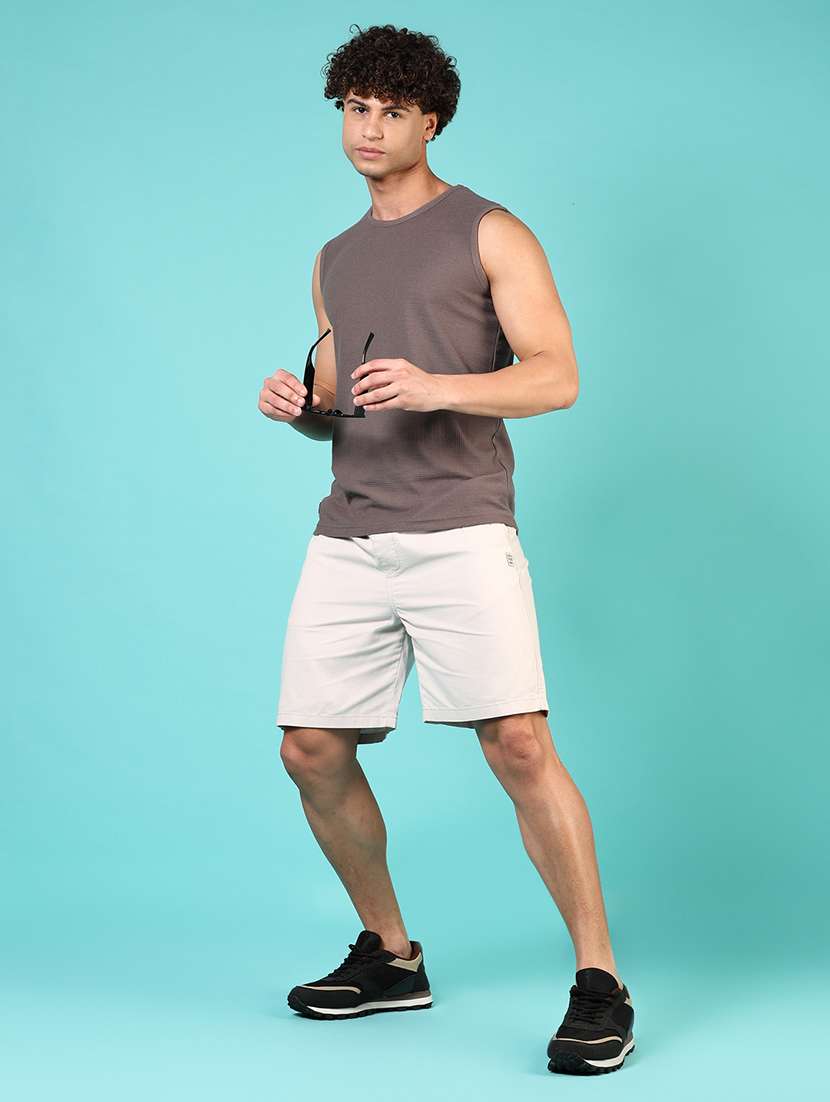 men solid mid rise regular fit shorts - 21721003 -  Standard Image - 4