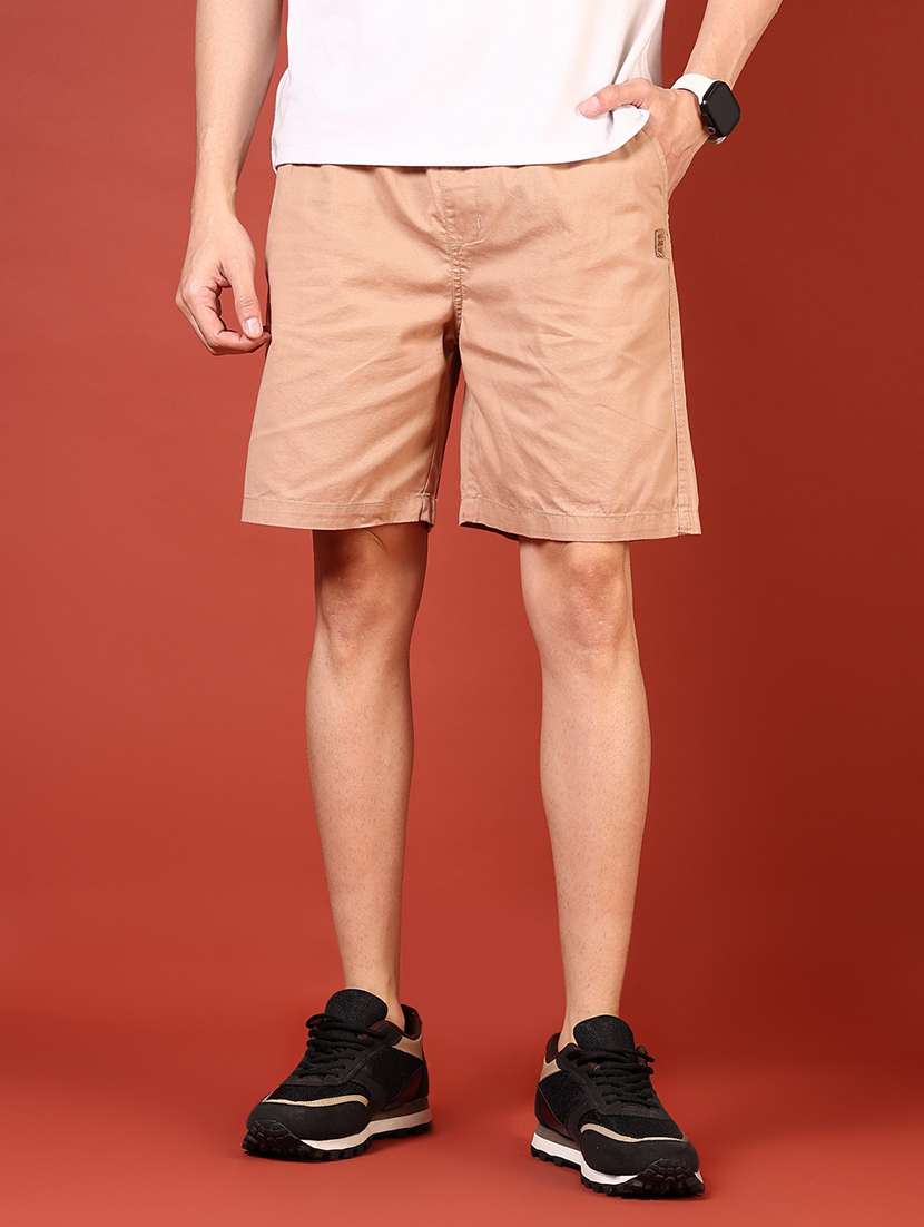 men solid mid rise regular fit shorts
