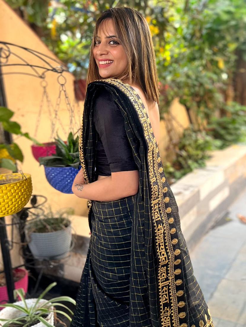 women black checks bordered saree with blouse - 21722051 - Standard Image - 1