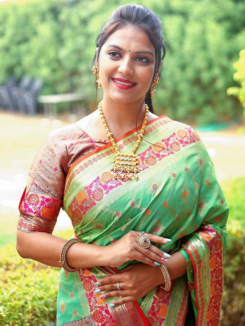 women self design banarasi saree with blouse - 21722803 -  Standard Image - 1