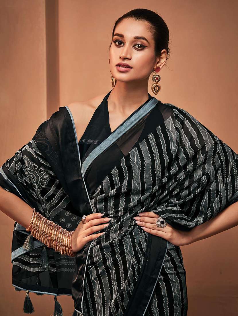 women printed bordered saree with blouse - 21722943 -  Standard Image - 1