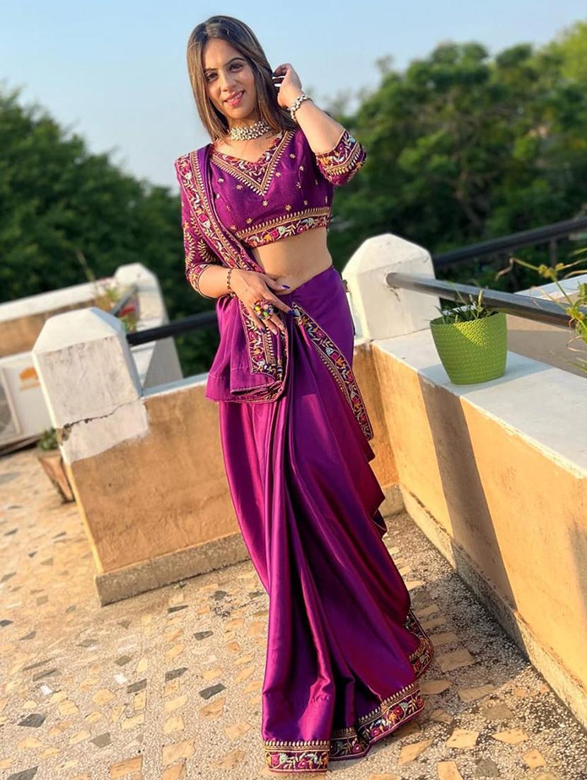 women purple solid bordered saree with blouse - 21723200 - Standard Image - 1