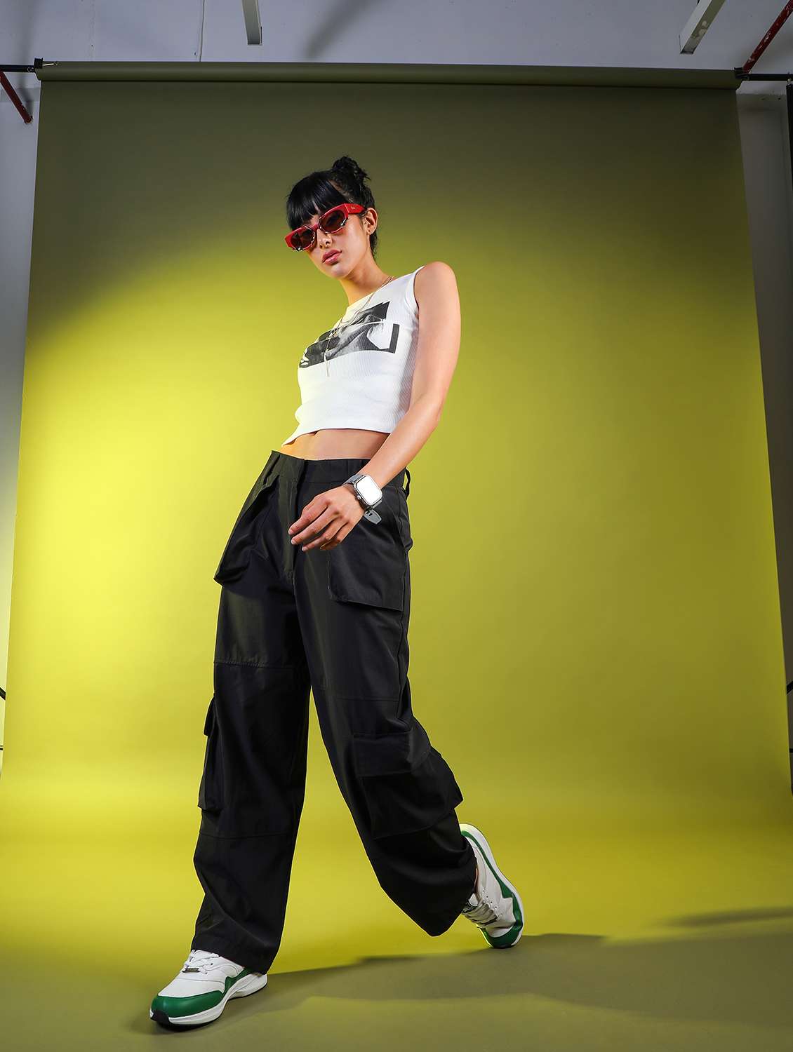 women solid mid rise cargo