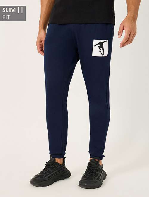 men placement print mid rise cargo