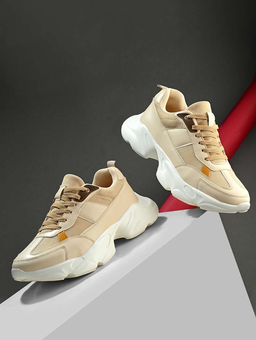 men beige lace up sneaker