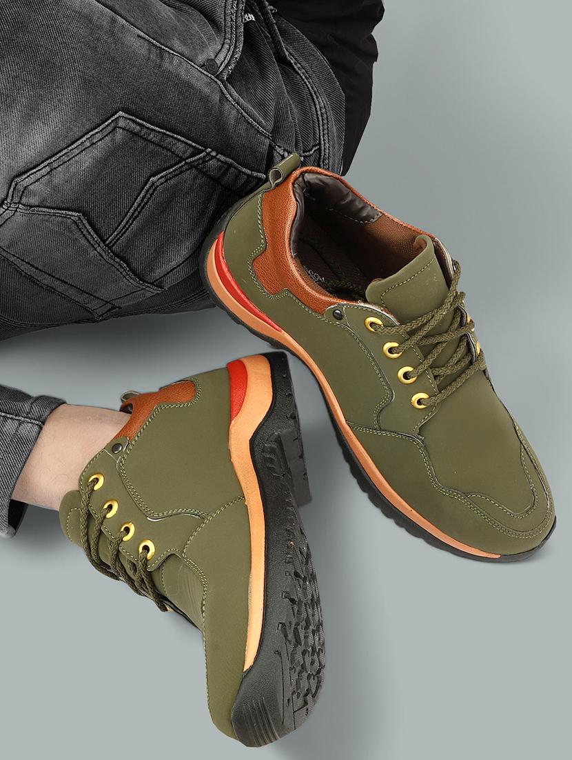 men lace up hiking boots - 21737908 -  Standard Image - 1