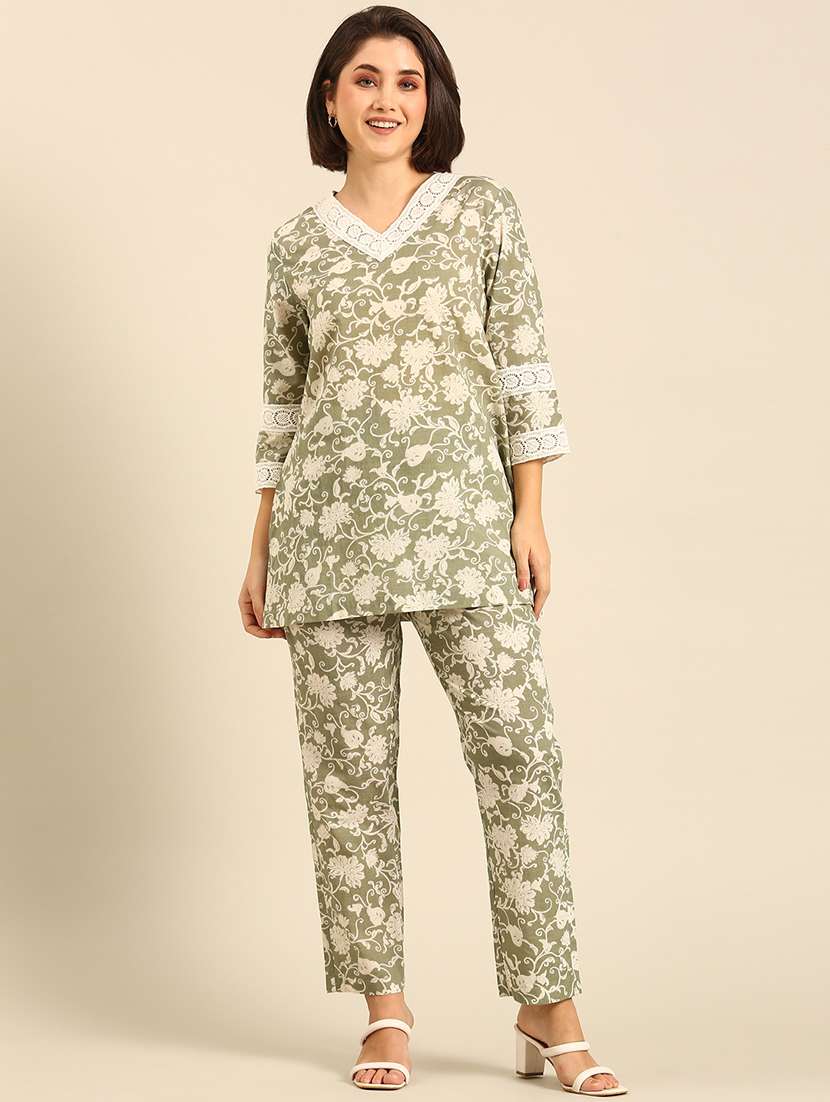 women floral print short straight kurti - 21747023 - Standard Image - 4
