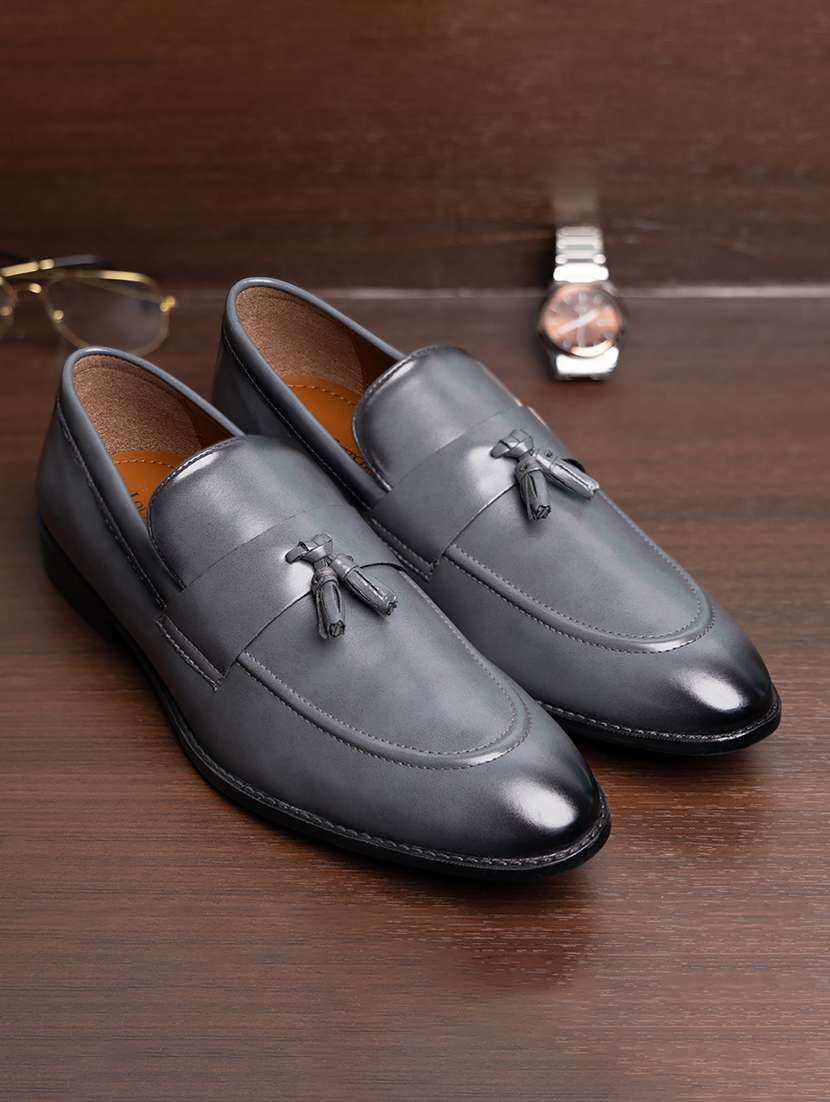 men solid slip on tassel detailed moccasin shoes