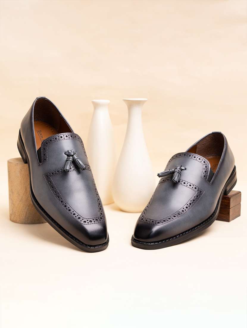 men solid slip on tassel detailed moccasin shoes