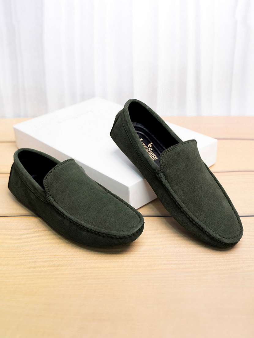 men solid slip on loafers