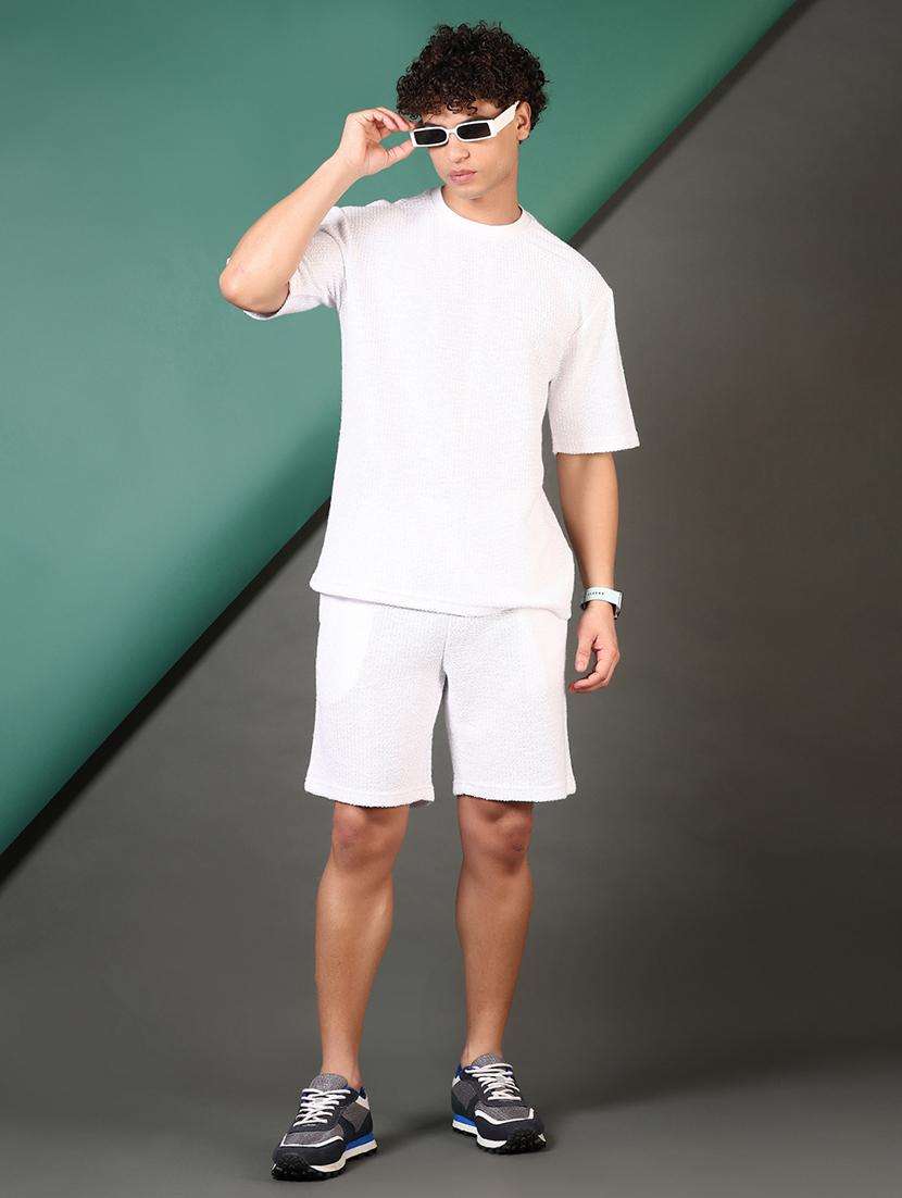men solid mid rise regular fit shorts