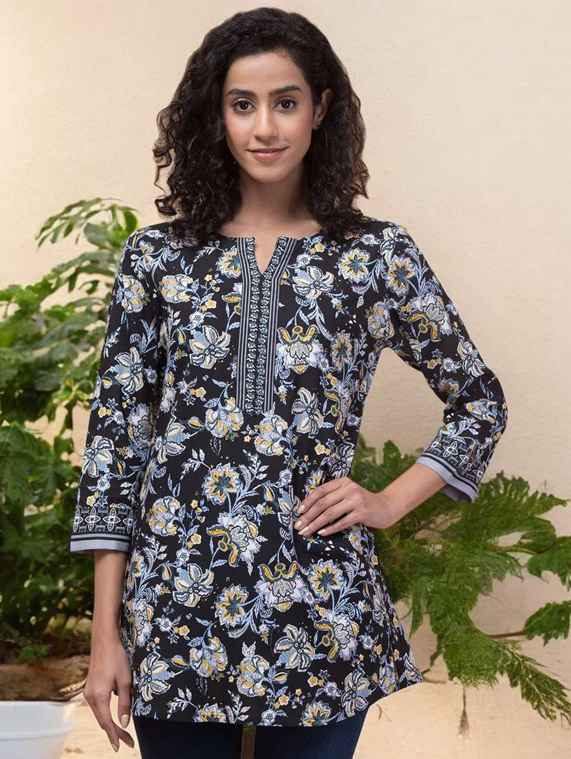 women three quarter sleeve side slit kurta