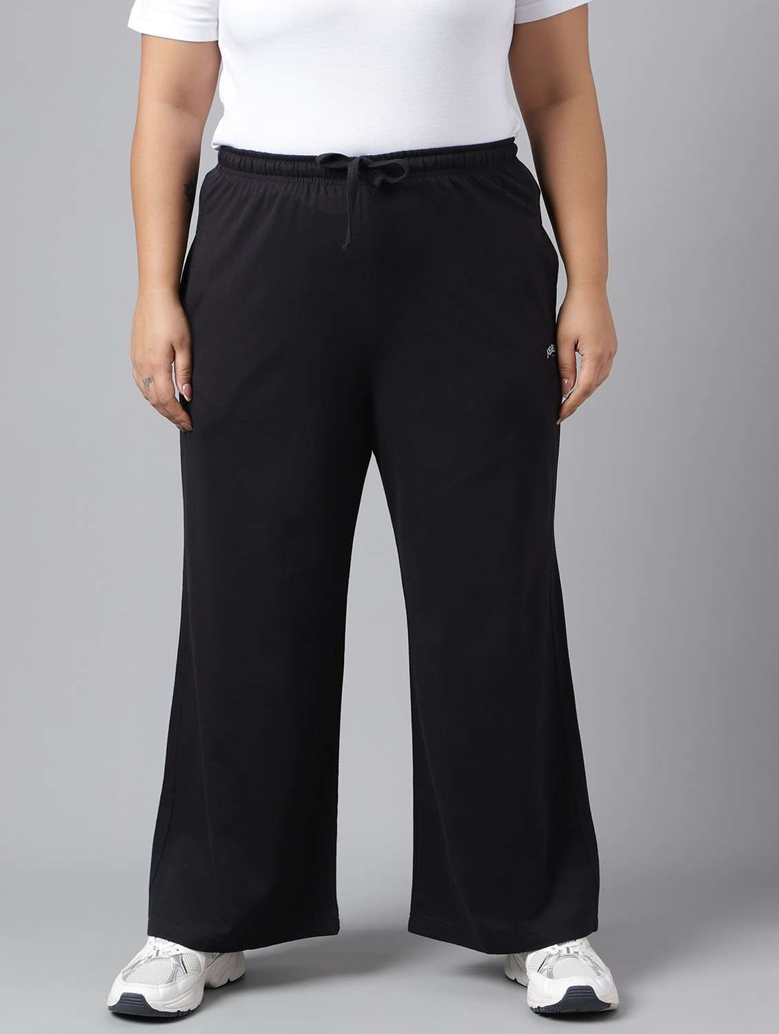 women plus size solid mid rise track pant