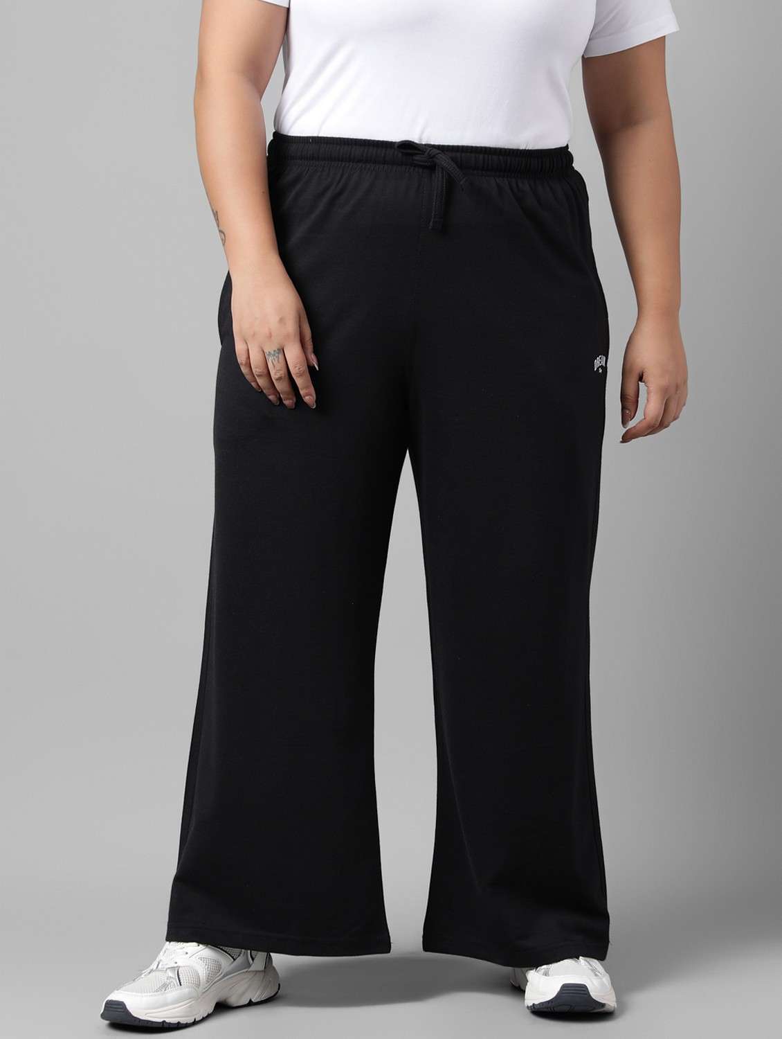 women plus size solid mid rise track pant