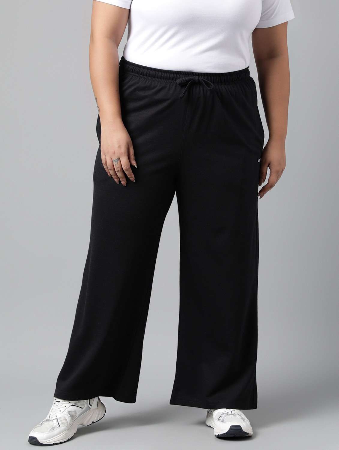 women plus size solid mid rise track pant