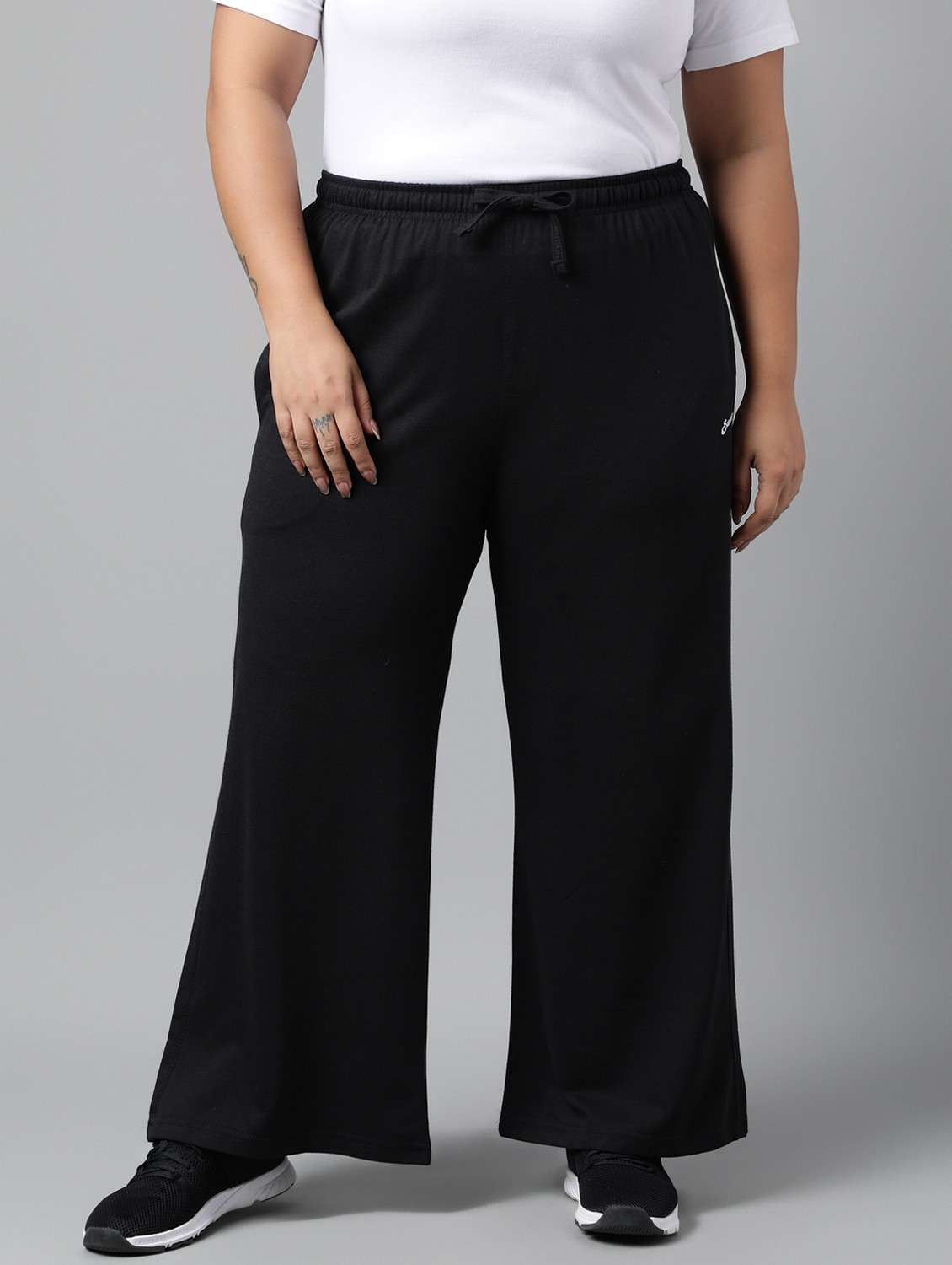 women plus size solid mid rise track pant
