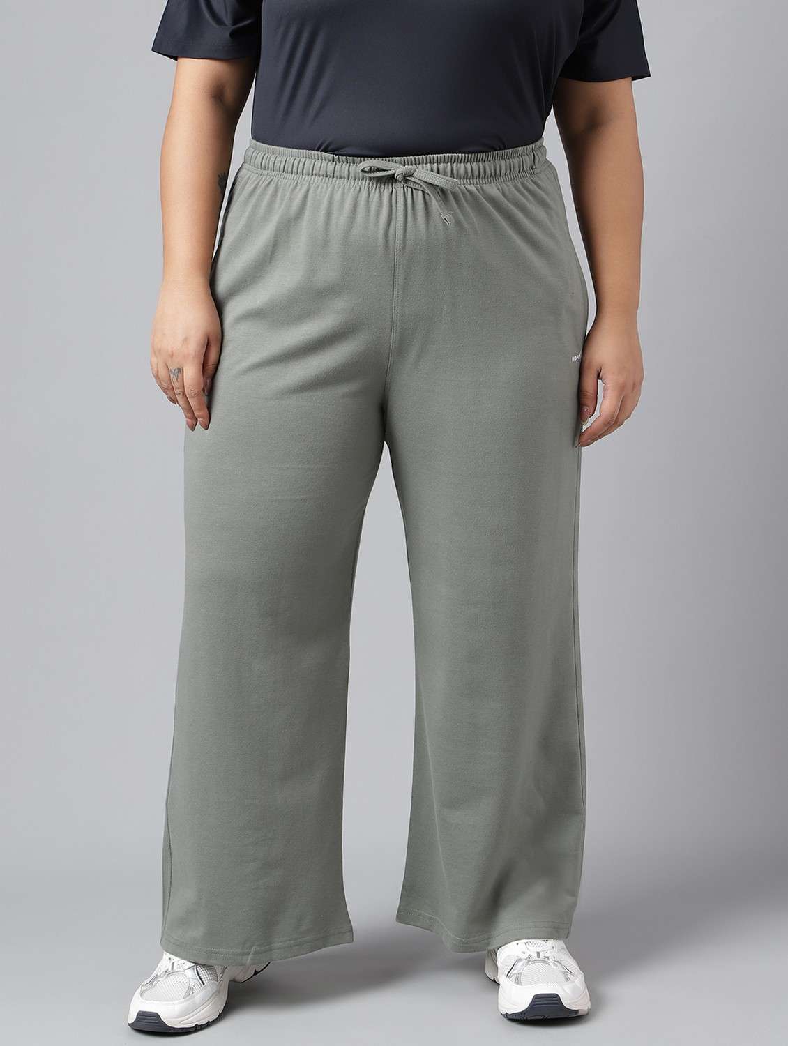 women plus size solid mid rise track pant