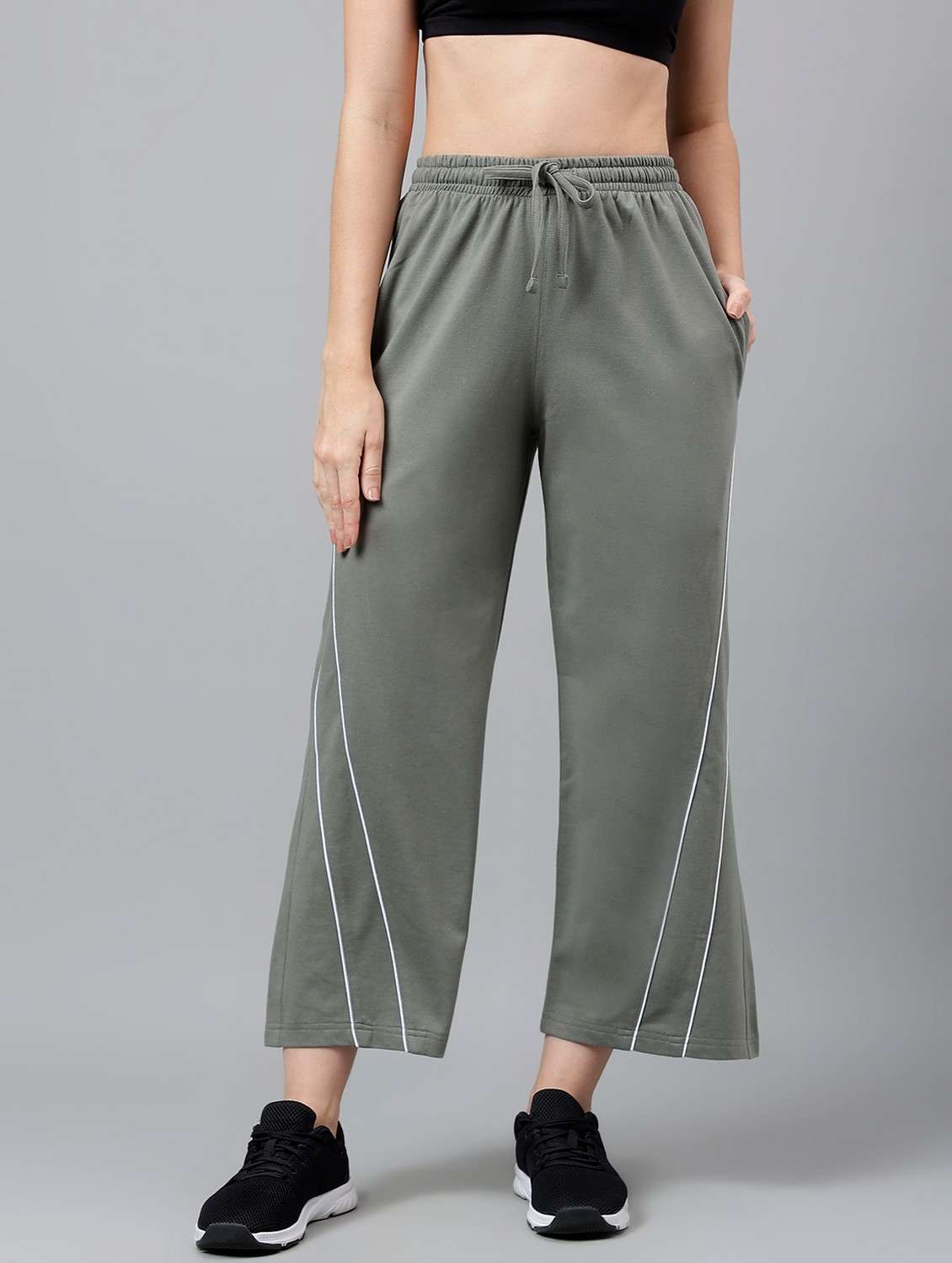 women solid mid rise track pant