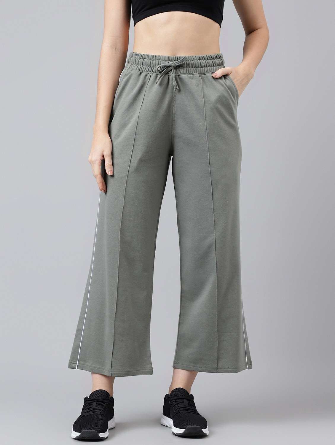 women solid mid rise track pant