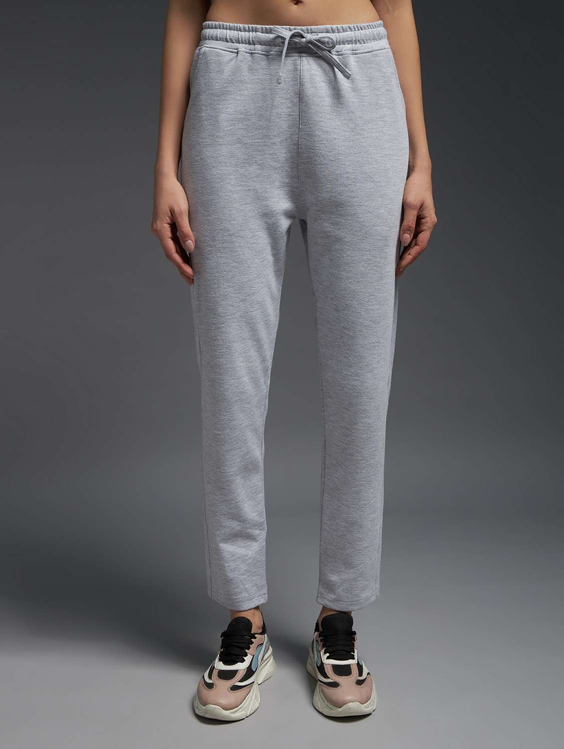 women solid mid rise track pant
