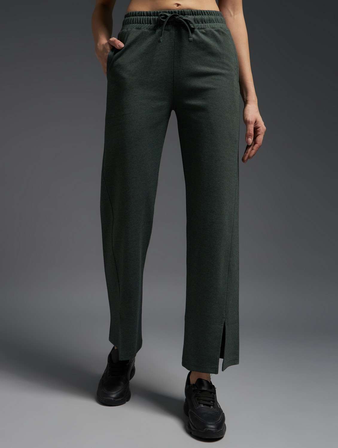 women solid mid rise track pant