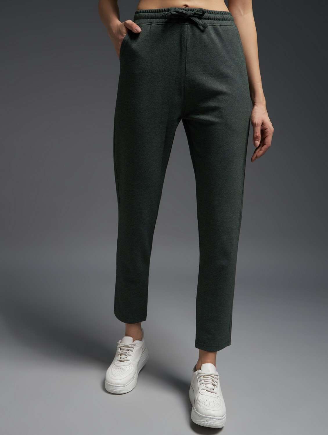 women solid mid rise track pant